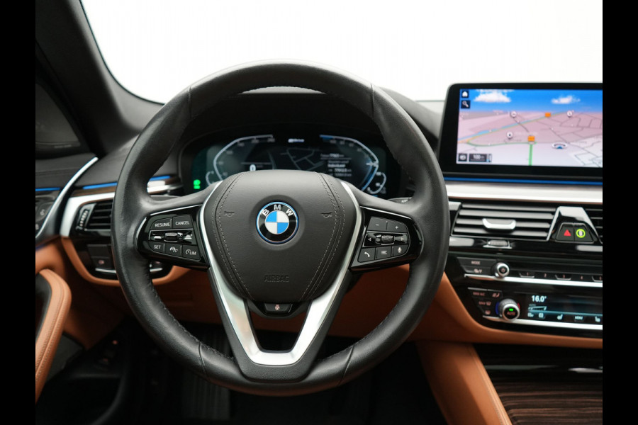 BMW 5 Serie Touring 530e xDrive Luxury Line Plug In Hybrid 294pk Dealer O.H PHEV | Trekhaak Af Fabriek | Panodak | Camera | Lederen Comfortstoelen Memory & Verwarmd | Harman kardon | Adaptive Cruise | Virtual | Park assist | Blis | Verwarmd Stuur | |