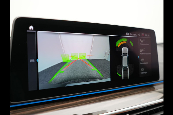 BMW 5 Serie Touring 530e xDrive Luxury Line Plug In Hybrid 294pk Dealer O.H PHEV | Trekhaak Af Fabriek | Panodak | Camera | Lederen Comfortstoelen Memory & Verwarmd | Harman kardon | Adaptive Cruise | Virtual | Park assist | Blis | Verwarmd Stuur | |