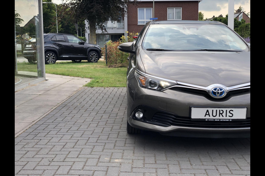 Toyota Auris 1.8 Hybrid Lease | Panoramdak, Navigatie, Licht + Regensensor, 17inch, Privacy glass, Bluetooth, Parkeercamera