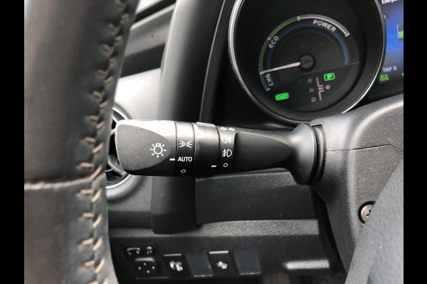 Toyota Auris 1.8 Hybrid Lease | Panoramdak, Navigatie, Licht + Regensensor, 17inch, Privacy glass, Bluetooth, Parkeercamera