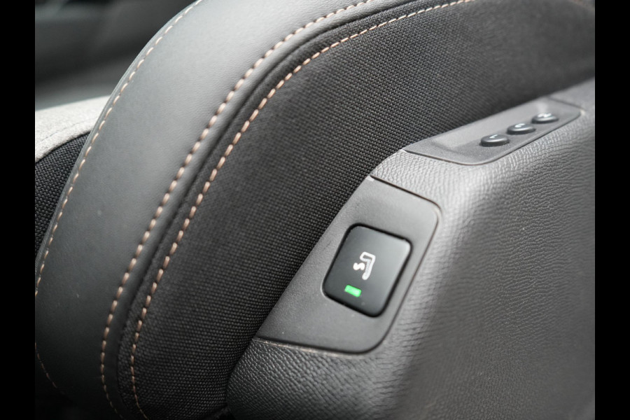 Peugeot 3008 225 GT Plug In Hybrid 225pk PHEV | Panodak | Adaptive Cruise | 360 Camera | Alcantara Sportstoelen Massage & Ventilatie | Navigatie | Apple Carplay | Blis | Keyless | Virtual | DAB | Park Assist | Sfeerverlichting |
