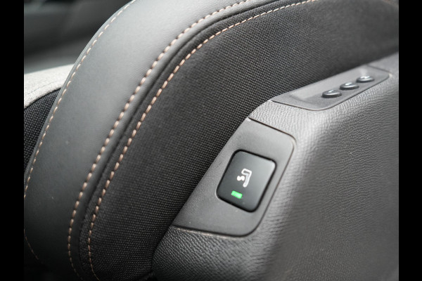 Peugeot 3008 225 GT Plug In Hybrid 225pk PHEV | Panodak | Adaptive Cruise | 360 Camera | Alcantara Sportstoelen Massage & Ventilatie | Navigatie | Apple Carplay | Blis | Keyless | Virtual | DAB | Park Assist | Sfeerverlichting |