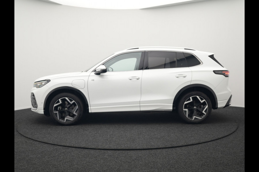 Volkswagen Tiguan eHybrid R-Line Edition Plug In Hybrid 204pk Dealer O.H PHEV | Adaptive Cruise | 360 Camera | IQ Light | Alcantara Sportstoelen Massage | Apple Carplay | Travel Assist | Keyless | Sfeerverlichting | Navigatie | Virtual | DAB |