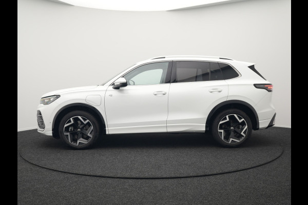 Volkswagen Tiguan eHybrid R-Line Edition Plug In Hybrid 204pk Dealer O.H PHEV | Adaptive Cruise | 360 Camera | IQ Light | Alcantara Sportstoelen Massage | Apple Carplay | Travel Assist | Keyless | Sfeerverlichting | Navigatie | Virtual | DAB |