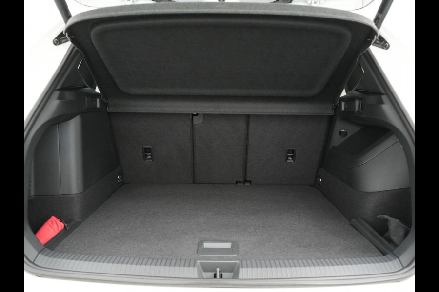 Volkswagen Tiguan eHybrid R-Line Edition Plug In Hybrid 204pk Dealer O.H PHEV | Adaptive Cruise | 360 Camera | IQ Light | Alcantara Sportstoelen Massage | Apple Carplay | Travel Assist | Keyless | Sfeerverlichting | Navigatie | Virtual | DAB |