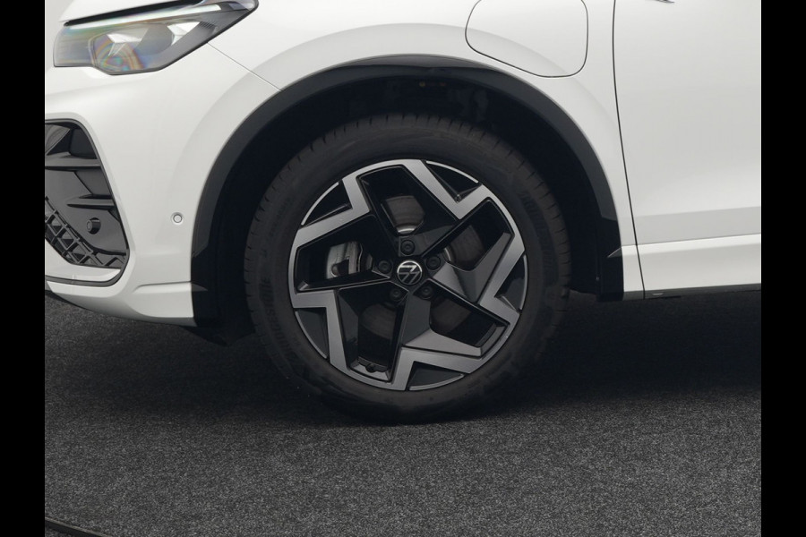 Volkswagen Tiguan eHybrid R-Line Edition Plug In Hybrid 204pk Dealer O.H PHEV | Adaptive Cruise | 360 Camera | IQ Light | Alcantara Sportstoelen Massage | Apple Carplay | Travel Assist | Keyless | Sfeerverlichting | Navigatie | Virtual | DAB |