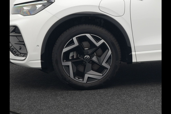 Volkswagen Tiguan eHybrid R-Line Edition Plug In Hybrid 204pk Dealer O.H PHEV | Adaptive Cruise | 360 Camera | IQ Light | Alcantara Sportstoelen Massage | Apple Carplay | Travel Assist | Keyless | Sfeerverlichting | Navigatie | Virtual | DAB |