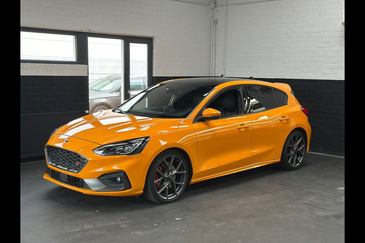 Ford Focus 2.3 EcoBoost ST-3 Performance | Orange Fury | Pano | B&o | Alcantara | Dealeronderhouden | Full option Ford Focus 2.3 EcoBoost ST-3 Performance | Orange Fury | Pano | B&o | Alcantara | Dealeronderhouden | Full option