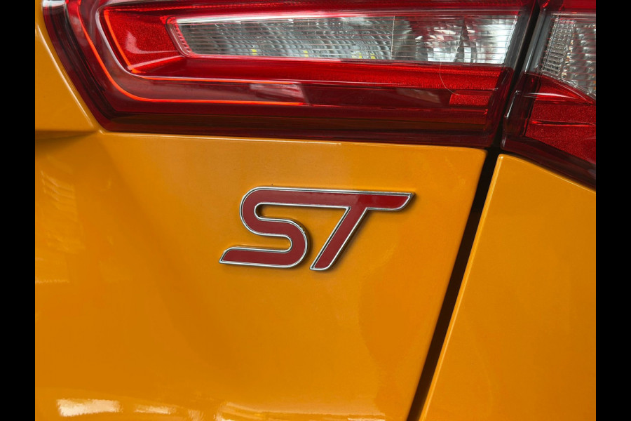 Ford Focus 2.3 EcoBoost ST-3 Performance | Orange Fury | Pano | B&o | Alcantara | Dealeronderhouden | Full option