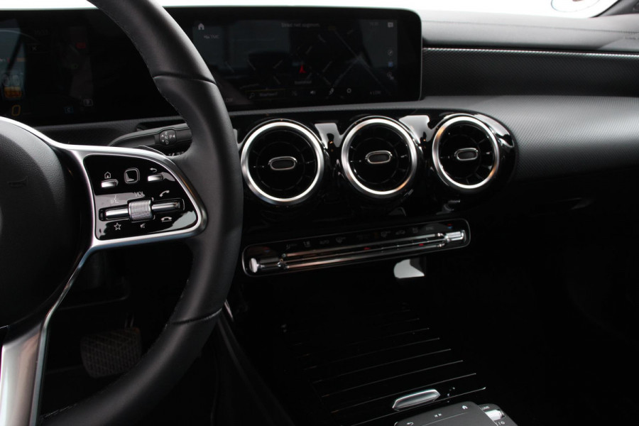 Mercedes-Benz CLA-Klasse 200 Progressive 7-DCT DEMO! Navigatie Climate Control Led Trekhaak Stoelverwarming Half Leder Camera