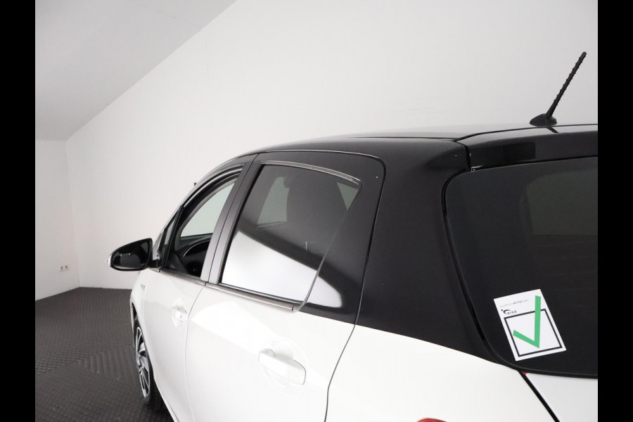 Toyota Yaris 1.5 HYBRID BI-TONE GARANTIE 4-2030! CAMER. DEALERAUTO ! PDC . GARANTIE TOT 04-2030