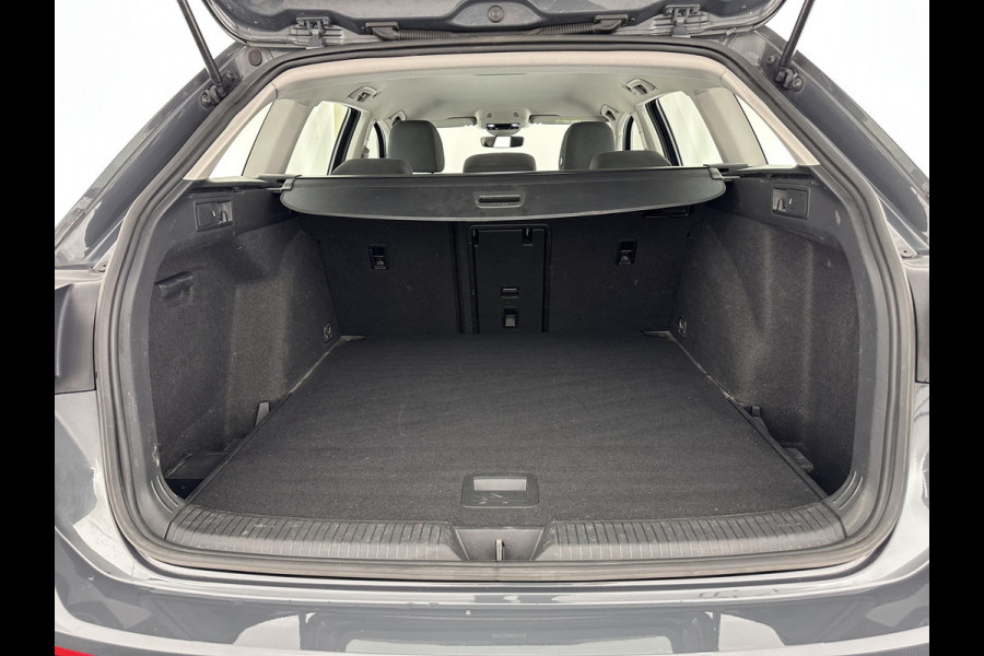 Volkswagen GOLF Variant 2.0 TDI Life Business (INCL-BTW)  *FULL-LED | DIGI-COCKPIT | NAVI-FULLMAP | HEATED-COMFORTSEATS | KEYLESS | DAB+ | CARPLAY | ECC | AMBIENT-LIGHT | PDC | 16''ALU*