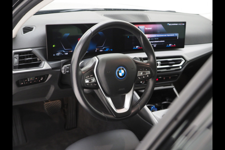 BMW 3 Serie Touring 320e LCI Shadow Line | Nieuw Model | Widescreen | Carplay | Leder | Cruise | DAB | LED | PDC