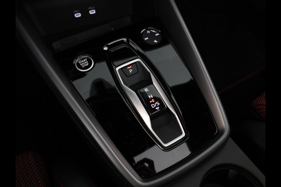 Audi A3 Sportback 45 TFSI e S edition Competition 272 pk S-tronic| Navigatie | Panoramadak | Parkeersensoren (Park assist) | Achteruitrijcamera | Adaptieve cruise control | Matrix LED koplampen |