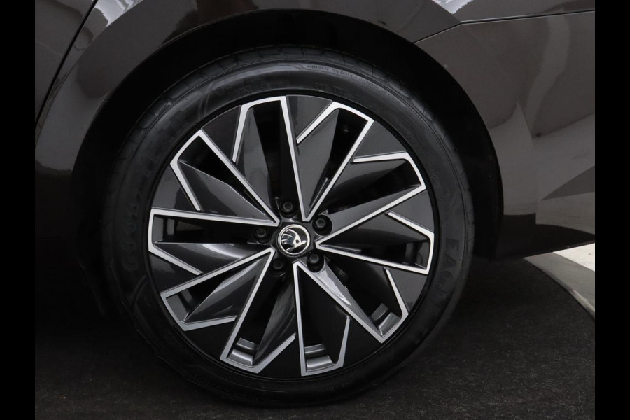 Škoda Superb 1.4 TSI iV Laurin & Klement | Leder | Trekhaak | Adaptive cruise | Stoelverwarming | Canton Sound | Virtual Cockpit | Navigatie | Memory | Achterbankverwarming | Full LED | Keyless | Carplay | PHEV