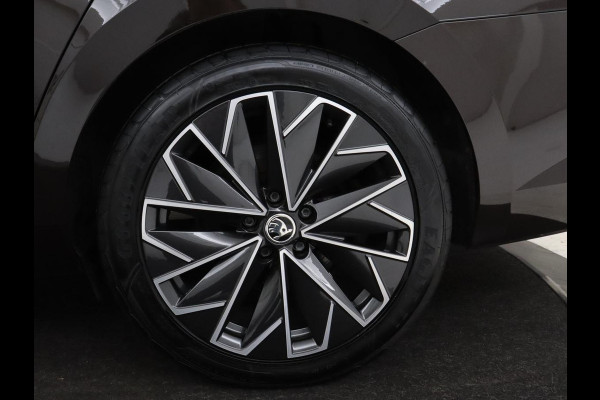 Škoda Superb 1.4 TSI iV Laurin & Klement | Leder | Trekhaak | Adaptive cruise | Stoelverwarming | Canton Sound | Virtual Cockpit | Navigatie | Memory | Achterbankverwarming | Full LED | Keyless | Carplay | PHEV