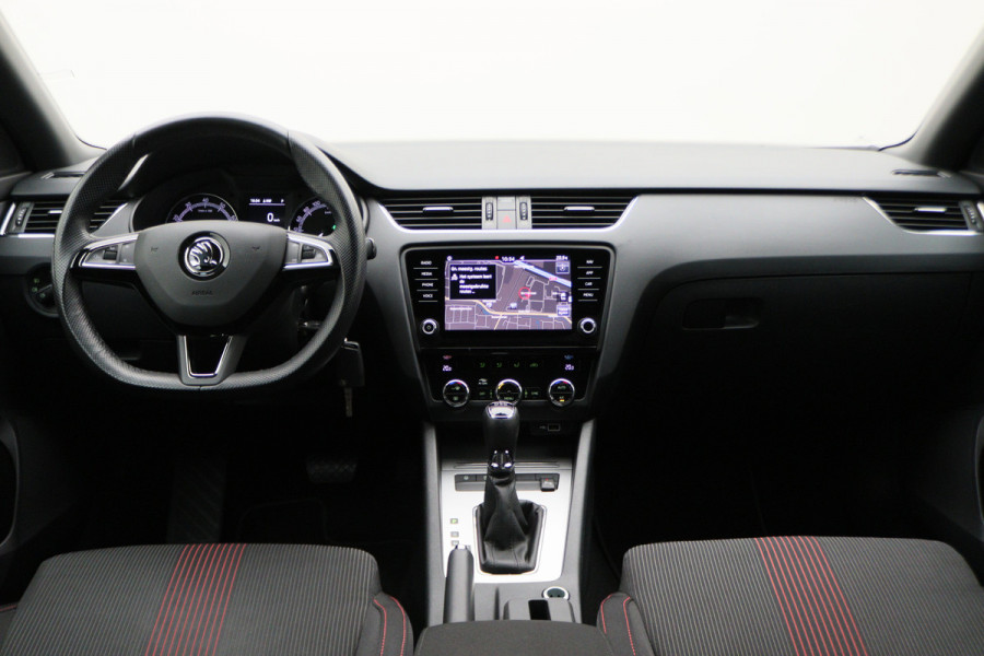 Škoda Octavia Combi 1.5 TSI Greentech Sport Business Automaat Apple Carplay, Sportstoelen, Camera, Climate, Trekhaak, 18"