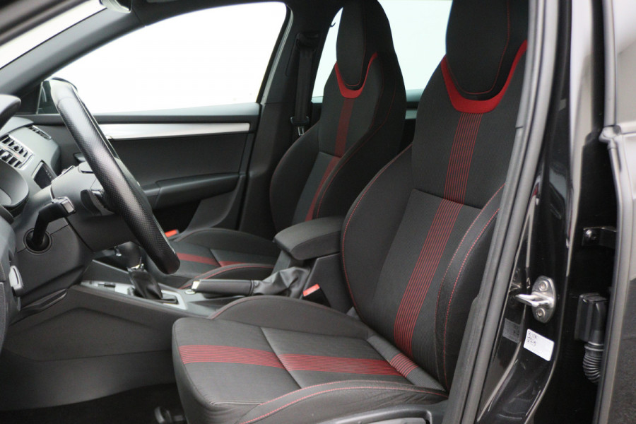 Škoda Octavia Combi 1.5 TSI Greentech Sport Business Automaat Apple Carplay, Sportstoelen, Camera, Climate, Trekhaak, 18"