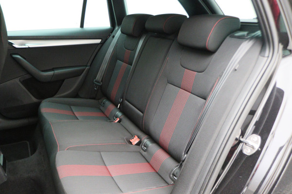Škoda Octavia Combi 1.5 TSI Greentech Sport Business Automaat Apple Carplay, Sportstoelen, Camera, Climate, Trekhaak, 18"