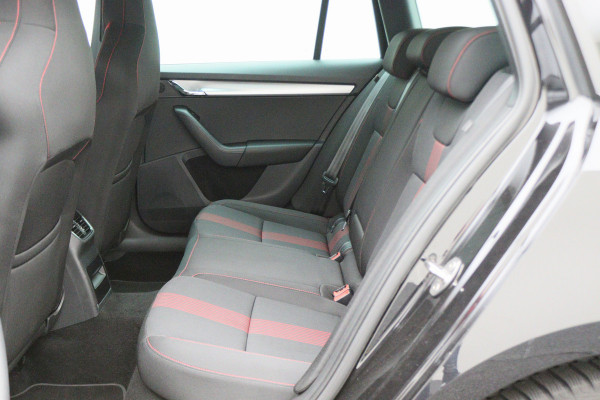 Škoda Octavia Combi 1.5 TSI Greentech Sport Business Automaat Apple Carplay, Sportstoelen, Camera, Climate, Trekhaak, 18"