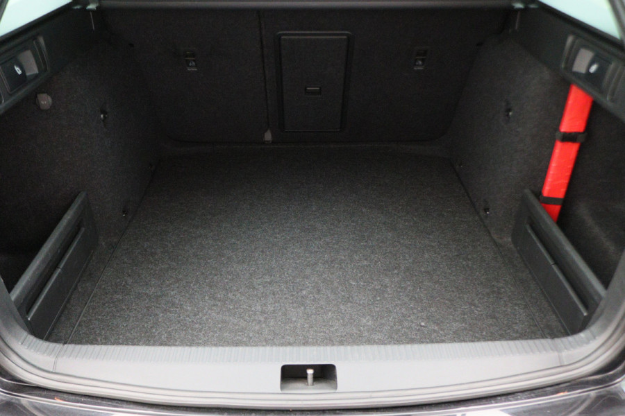 Škoda Octavia Combi 1.5 TSI Greentech Sport Business Automaat Apple Carplay, Sportstoelen, Camera, Climate, Trekhaak, 18"