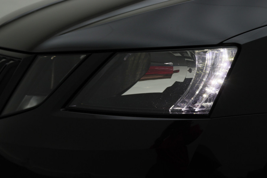 Škoda Octavia Combi 1.5 TSI Greentech Sport Business Automaat Apple Carplay, Sportstoelen, Camera, Climate, Trekhaak, 18"