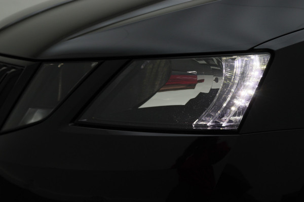 Škoda Octavia Combi 1.5 TSI Greentech Sport Business Automaat Apple Carplay, Sportstoelen, Camera, Climate, Trekhaak, 18"