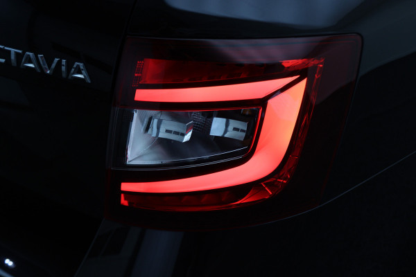 Škoda Octavia Combi 1.5 TSI Greentech Sport Business Automaat Apple Carplay, Sportstoelen, Camera, Climate, Trekhaak, 18"
