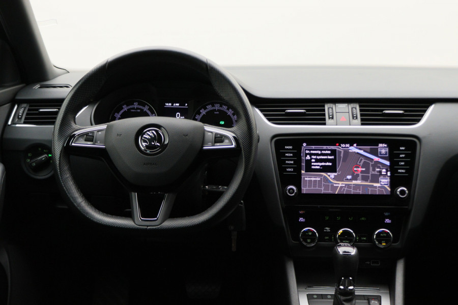 Škoda Octavia Combi 1.5 TSI Greentech Sport Business Automaat Apple Carplay, Sportstoelen, Camera, Climate, Trekhaak, 18"