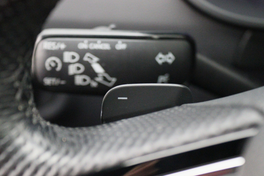 Škoda Octavia Combi 1.5 TSI Greentech Sport Business Automaat Apple Carplay, Sportstoelen, Camera, Climate, Trekhaak, 18"