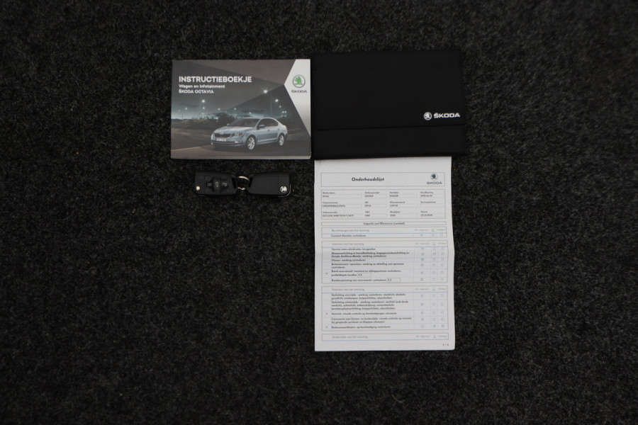 Škoda Octavia Combi 1.5 TSI Greentech Sport Business Automaat Apple Carplay, Sportstoelen, Camera, Climate, Trekhaak, 18"