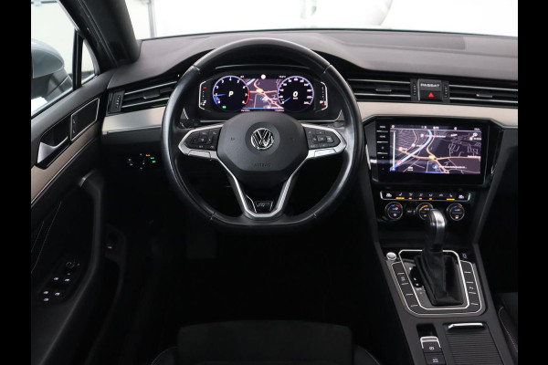 Volkswagen Passat 1.5 TSI Elegance Business R | Panoramadak | Stoelverwarming | Virtual Cockpit | Leder/Alcantara | Camera | Matrix LED | Carplay | Navigatie