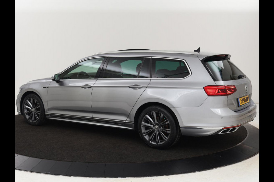 Volkswagen Passat 1.5 TSI Elegance Business R | Panoramadak | Stoelverwarming | Virtual Cockpit | Leder/Alcantara | Camera | Matrix LED | Carplay | Navigatie