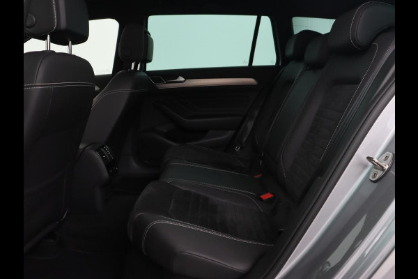 Volkswagen Passat 1.5 TSI Elegance Business R | Panoramadak | Stoelverwarming | Virtual Cockpit | Leder/Alcantara | Camera | Matrix LED | Carplay | Navigatie