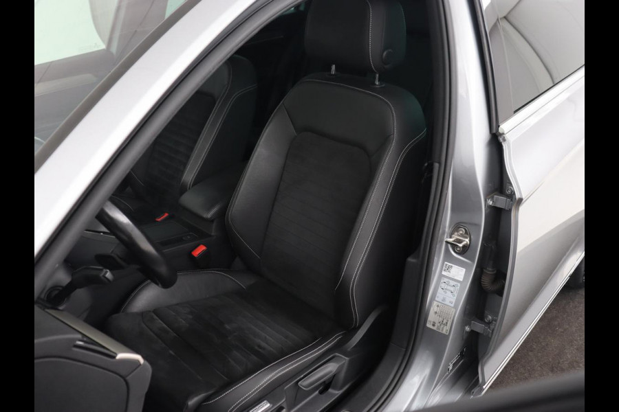 Volkswagen Passat 1.5 TSI Elegance Business R | Panoramadak | Stoelverwarming | Virtual Cockpit | Leder/Alcantara | Camera | Matrix LED | Carplay | Navigatie
