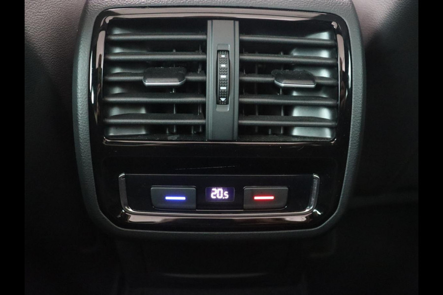 Volkswagen Passat 1.5 TSI Elegance Business R | Panoramadak | Stoelverwarming | Virtual Cockpit | Leder/Alcantara | Camera | Matrix LED | Carplay | Navigatie