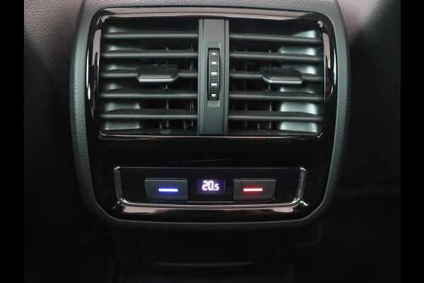 Volkswagen Passat 1.5 TSI Elegance Business R | Panoramadak | Stoelverwarming | Virtual Cockpit | Leder/Alcantara | Camera | Matrix LED | Carplay | Navigatie