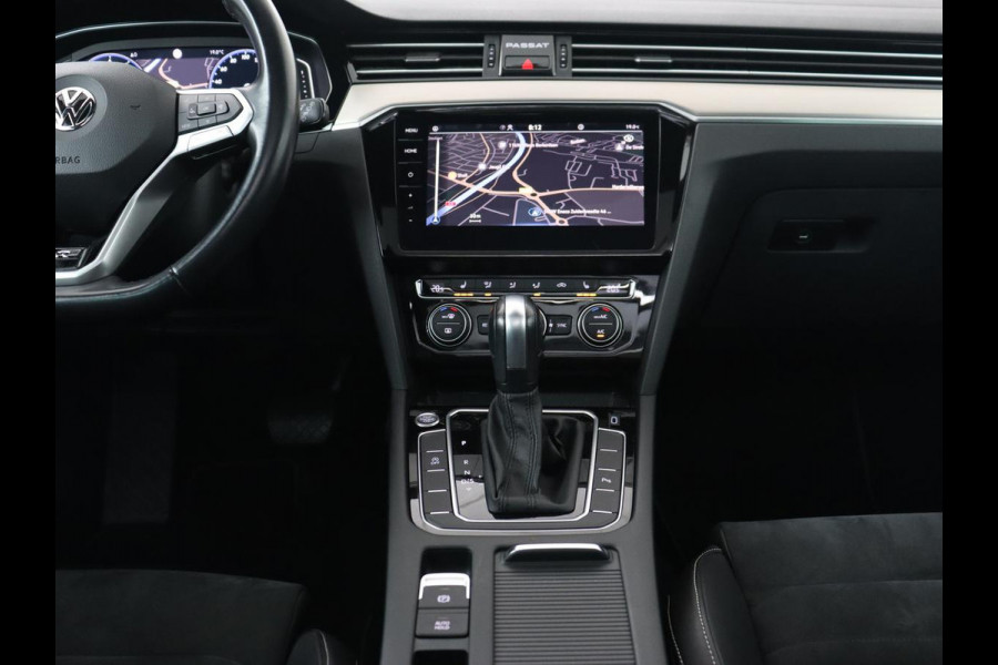 Volkswagen Passat 1.5 TSI Elegance Business R | Panoramadak | Stoelverwarming | Virtual Cockpit | Leder/Alcantara | Camera | Matrix LED | Carplay | Navigatie