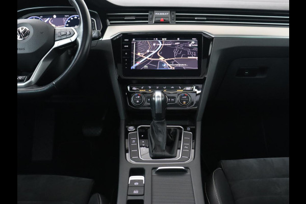Volkswagen Passat 1.5 TSI Elegance Business R | Panoramadak | Stoelverwarming | Virtual Cockpit | Leder/Alcantara | Camera | Matrix LED | Carplay | Navigatie