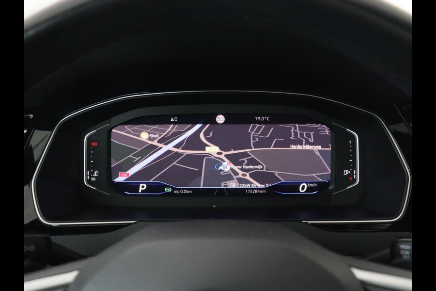 Volkswagen Passat 1.5 TSI Elegance Business R | Panoramadak | Stoelverwarming | Virtual Cockpit | Leder/Alcantara | Camera | Matrix LED | Carplay | Navigatie