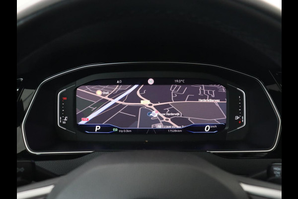 Volkswagen Passat 1.5 TSI Elegance Business R | Panoramadak | Stoelverwarming | Virtual Cockpit | Leder/Alcantara | Camera | Matrix LED | Carplay | Navigatie