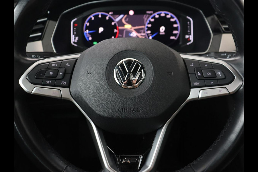 Volkswagen Passat 1.5 TSI Elegance Business R | Panoramadak | Stoelverwarming | Virtual Cockpit | Leder/Alcantara | Camera | Matrix LED | Carplay | Navigatie