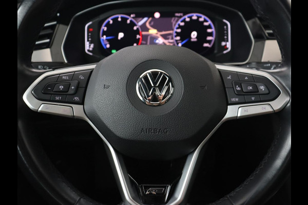 Volkswagen Passat 1.5 TSI Elegance Business R | Panoramadak | Stoelverwarming | Virtual Cockpit | Leder/Alcantara | Camera | Matrix LED | Carplay | Navigatie