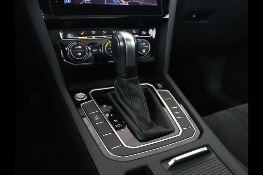 Volkswagen Passat 1.5 TSI Elegance Business R | Panoramadak | Stoelverwarming | Virtual Cockpit | Leder/Alcantara | Camera | Matrix LED | Carplay | Navigatie