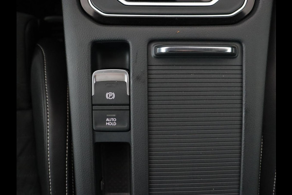 Volkswagen Passat 1.5 TSI Elegance Business R | Panoramadak | Stoelverwarming | Virtual Cockpit | Leder/Alcantara | Camera | Matrix LED | Carplay | Navigatie