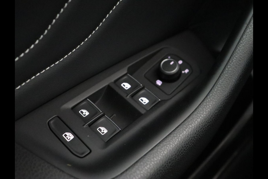 Volkswagen Passat 1.5 TSI Elegance Business R | Panoramadak | Stoelverwarming | Virtual Cockpit | Leder/Alcantara | Camera | Matrix LED | Carplay | Navigatie