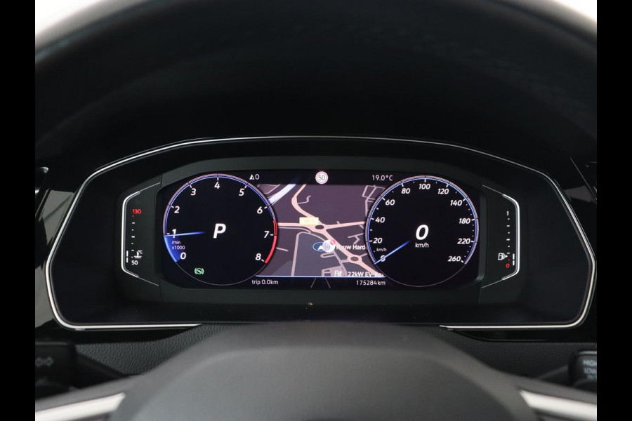 Volkswagen Passat 1.5 TSI Elegance Business R | Panoramadak | Stoelverwarming | Virtual Cockpit | Leder/Alcantara | Camera | Matrix LED | Carplay | Navigatie