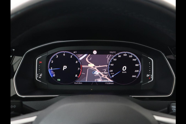 Volkswagen Passat 1.5 TSI Elegance Business R | Panoramadak | Stoelverwarming | Virtual Cockpit | Leder/Alcantara | Camera | Matrix LED | Carplay | Navigatie