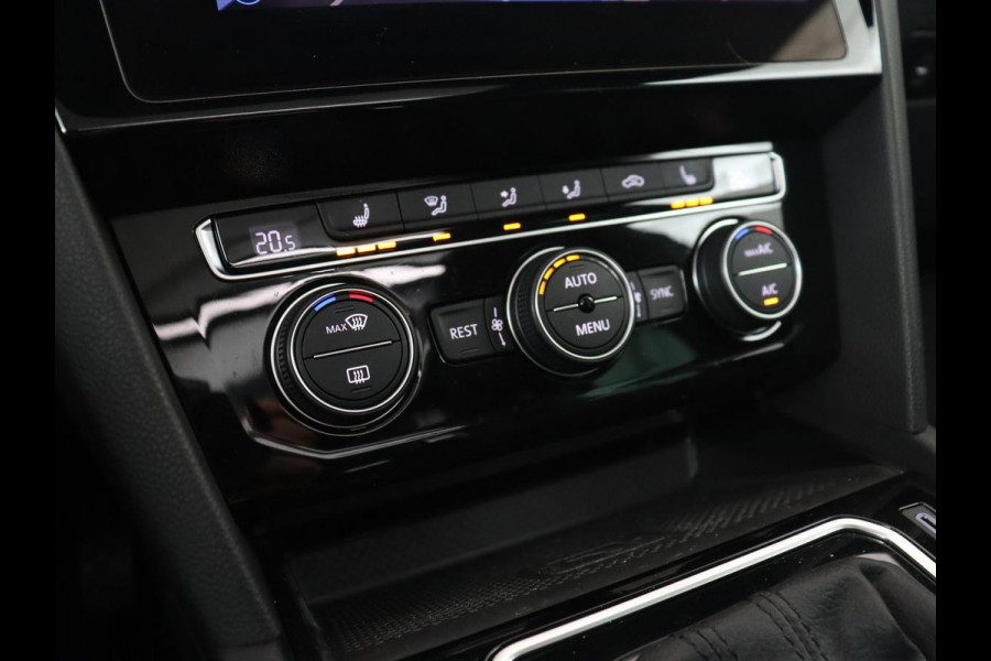 Volkswagen Passat 1.5 TSI Elegance Business R | Panoramadak | Stoelverwarming | Virtual Cockpit | Leder/Alcantara | Camera | Matrix LED | Carplay | Navigatie