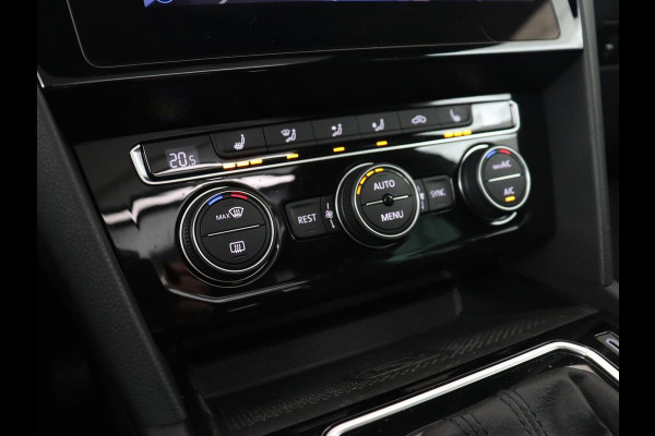 Volkswagen Passat 1.5 TSI Elegance Business R | Panoramadak | Stoelverwarming | Virtual Cockpit | Leder/Alcantara | Camera | Matrix LED | Carplay | Navigatie